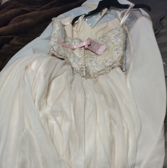 Wedding dress - Picture 7 of 7